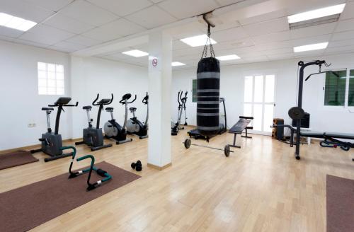 Posilňovňa alebo fitness centrum v ubytovaní Hotel Riutort