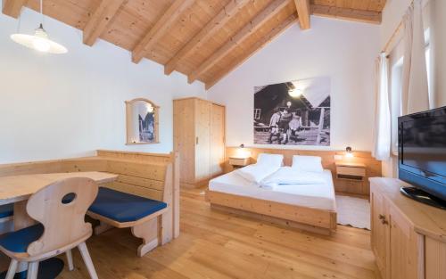 sypialnia z łóżkiem, biurkiem i komputerem w obiekcie Apartment Lodge Gasserhof w mieście Bressanone