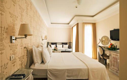 A bed or beds in a room at Hotel Azimut