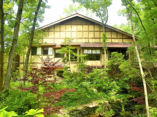 una casa en medio de un bosque en Ryokan Nushiya, en Gotsu