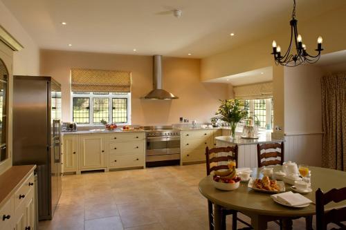 A cozinha ou cozinha compacta de Hever Castle Luxury Bed and Breakfast