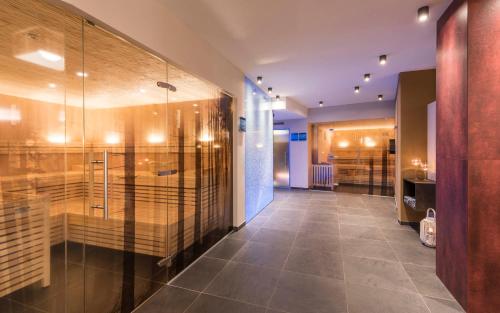 baño con ducha a ras de suelo y pared de cristal en Apartment Lodge Gasserhof, en Bresanona