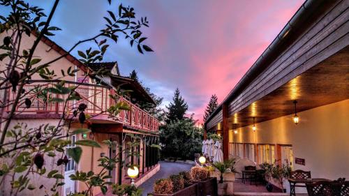 ein Gebäude mit Sonnenuntergang im Hintergrund in der Unterkunft The Originals Boutique, Hôtel Clos Sainte Marie, Nevers in Nevers