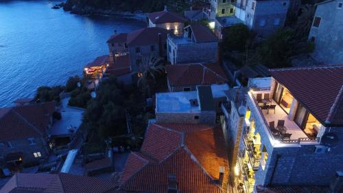 eine Luftansicht einer Stadt am Wasser in der Nacht in der Unterkunft Apartments Timoni in Ulcinj