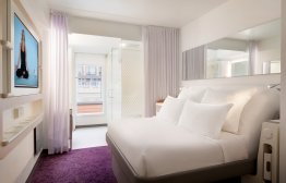 YOTEL Boston - Premium Queen room