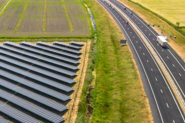 Photovoltaik-Anlage neben einer Straße (Bildquelle: Thomas – stock.adobe.com)