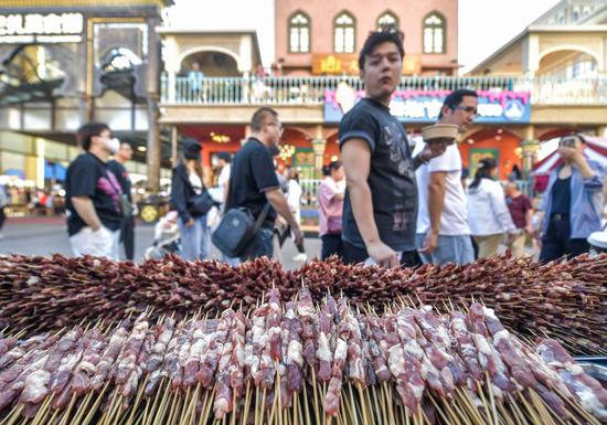 2nd Xinjiang Barbecue Festival wows visitors at Grand Bazaar in Urumqi