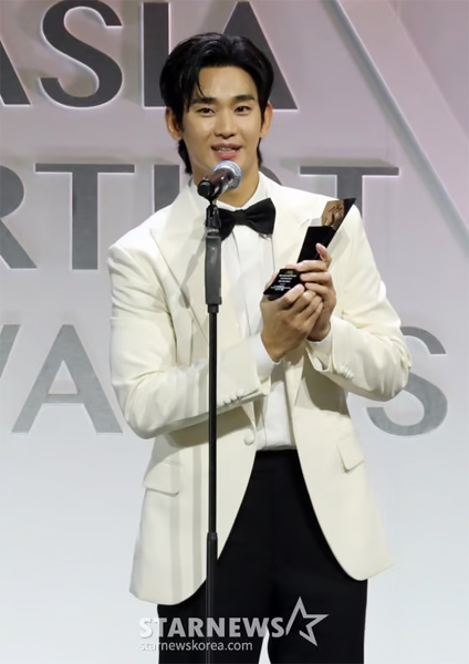 김수현→뉴진스, ‘AAA 2024’ 대상 영광..변우석 대상 포함 ‘6관왕’