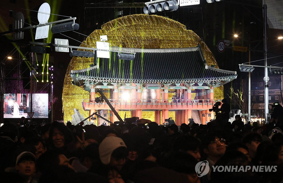 새해 첫날 지구촌 곳곳 축포…우크라·가자지구선 포성·화염도