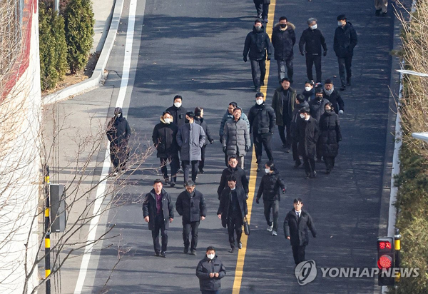 5시간반 대치끝 물러선 공수처…재정비하며 다음 스텝 고심