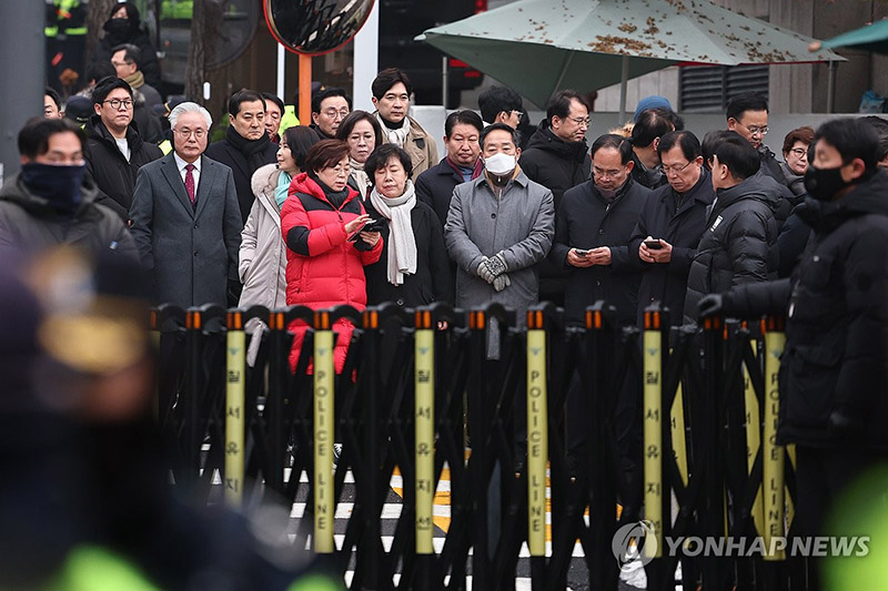 與의원 30여명, ‘尹영장 저지’ 관저 집결…지도부는 거리두기