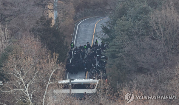 경찰 2시간여만에 尹 관저 진입…차벽 넘어 2차 저지선도 통과