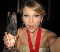 Taylor e seu Troféu "Vibrador de Cristal", o qual ela roubou de Beyoncé.