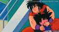 Yamcha tentando aplicar alguma técnica de luta em Goku. Tentando...