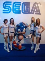 Sonic numa festa da Sega (reparem onde ele colocou o dedo...)