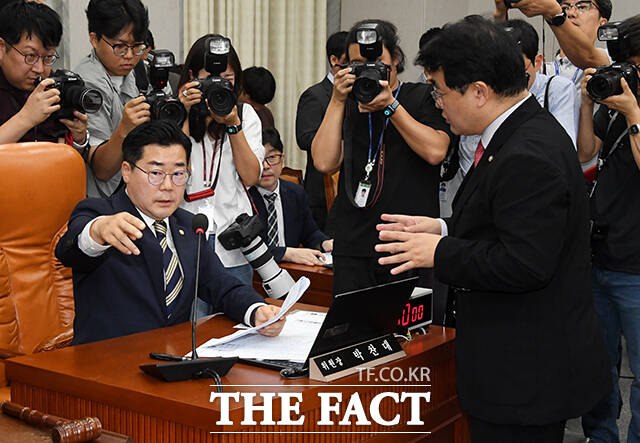 배준영 국민의힘 원내수석부대표가 1일 열린 국회 운영위원회 전체회의에서 박찬대 운영위원장에게 항의하고 있다. /배정한 기자