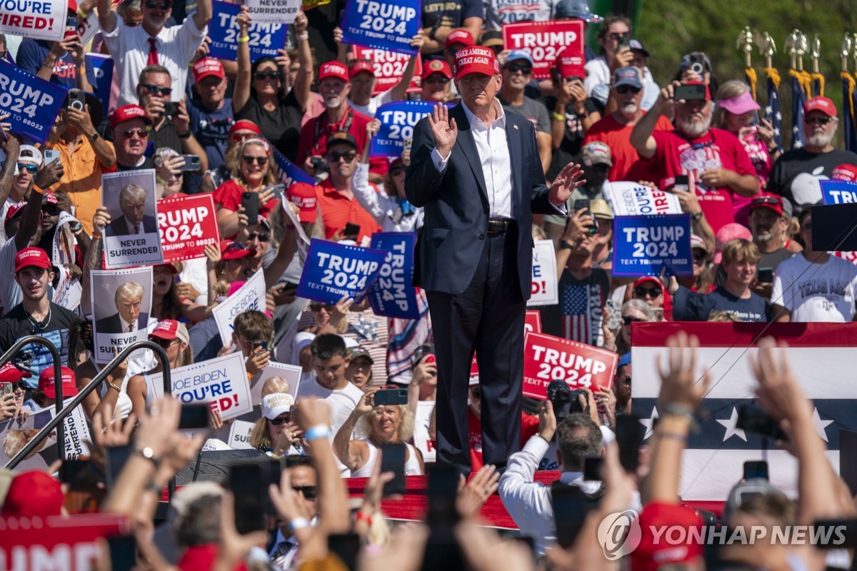 버지니아주 체서피크에서 유세하는 도널드 트럼프 전 미국 대통령