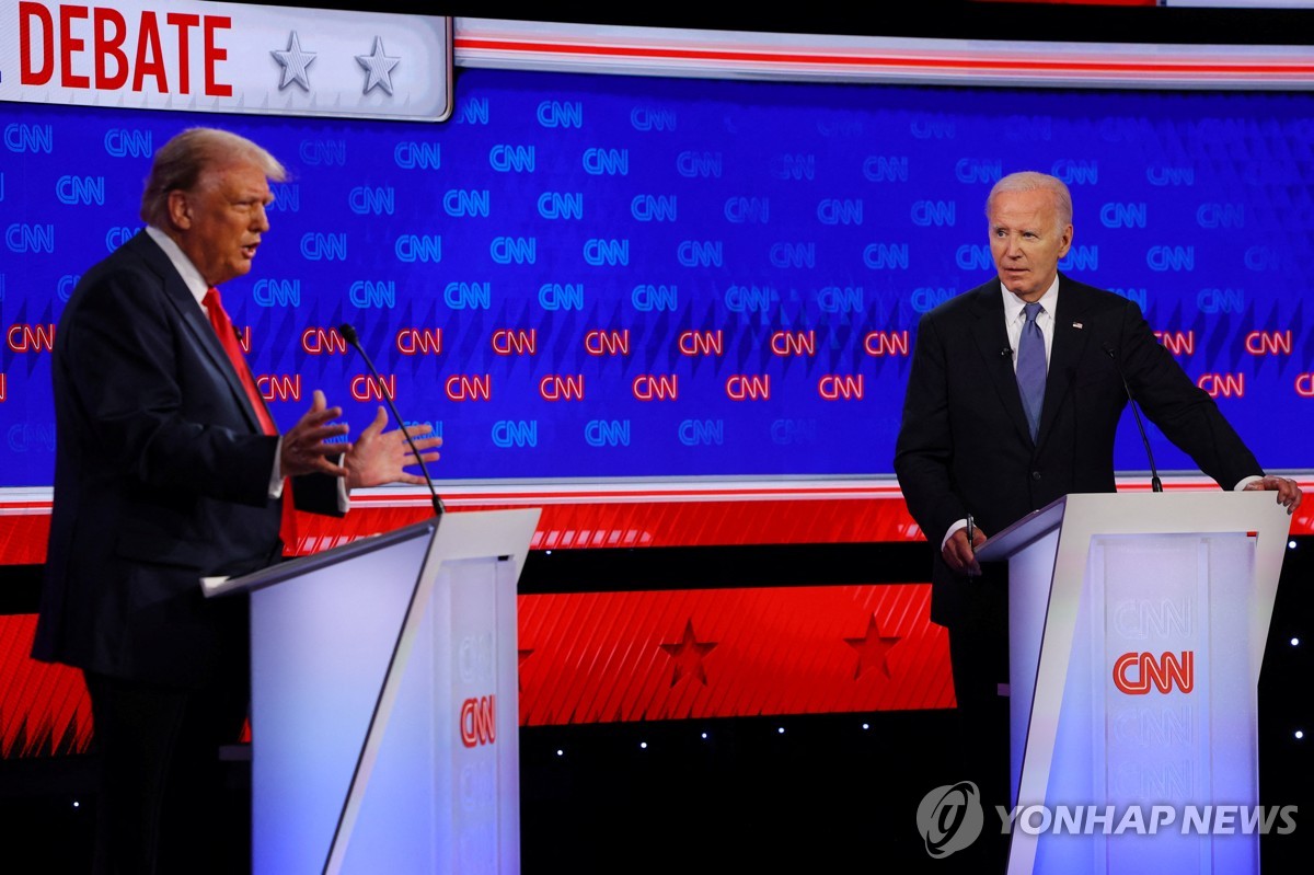 첫 대선토론 벌이는 조 바이든 대통령(오른쪽)과 도널드 트럼프 전 대통령(왼쪽)
