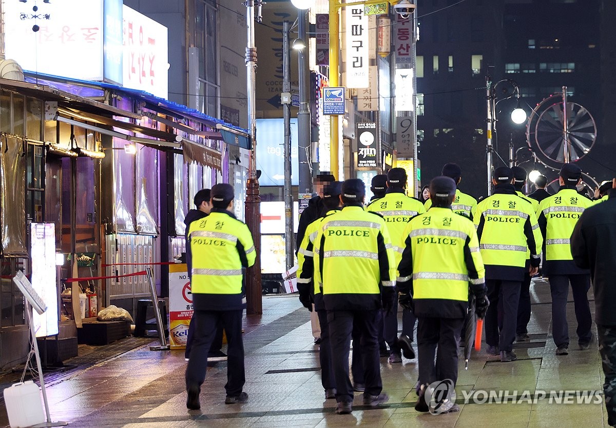 순찰하는 경찰관들