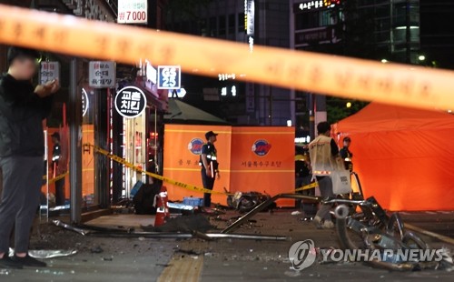 파편 흩어진 인도…서울 시청역 교차로서 대형 교통사고