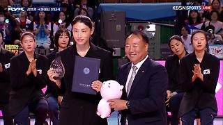 "울컥하지 않으려 했는데..." 김연경의 국가대표 은퇴 기념패 전달식