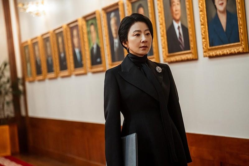 Kim Hee-ae plays the role of Economic Minister Jeong Su-jin in "The Whirlwind," in this still provided by Netflix on July 3, 2024. (PHOTO NOT FOR SALE) (Yonhap)