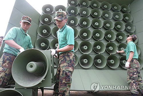 This file photo shows loudspeakers being taken down at a western front-line unit in June 2004. (Yonhap)