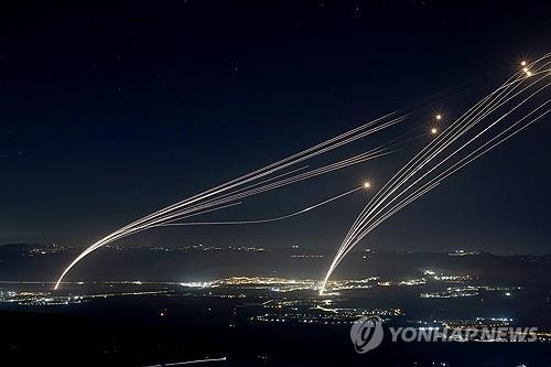 3일(현지시간) 헤즈볼라 로켓을 요격하기 위해 발사된 아이언돔 미사일 [EPA 연합뉴스. 재판매 및 DB 금지]