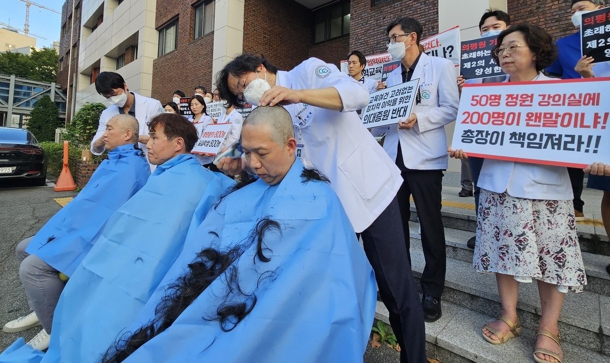 "2025년도 의대 증원 취소 촉구"…의대 교수들 삭발·단식 투쟁 