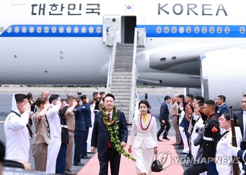 El presidente surcoreano, Yoon Suk Yeol (centro, izda.), y la primera dama, Kim Keon Hee (centro, dcha.), llegan a la Base Aérea de Hickam, en Hawái, Estados Unidos, el 8 de julio de 2024 (hora local), a fin de efectuar una visita al Comando Indopacífico de EE. UU., previo a su viaje a Washington D.C., donde participará en una cumbre de la Organización del Tratado del Atlántico Norte (OTAN), el 10 y 11 de julio.