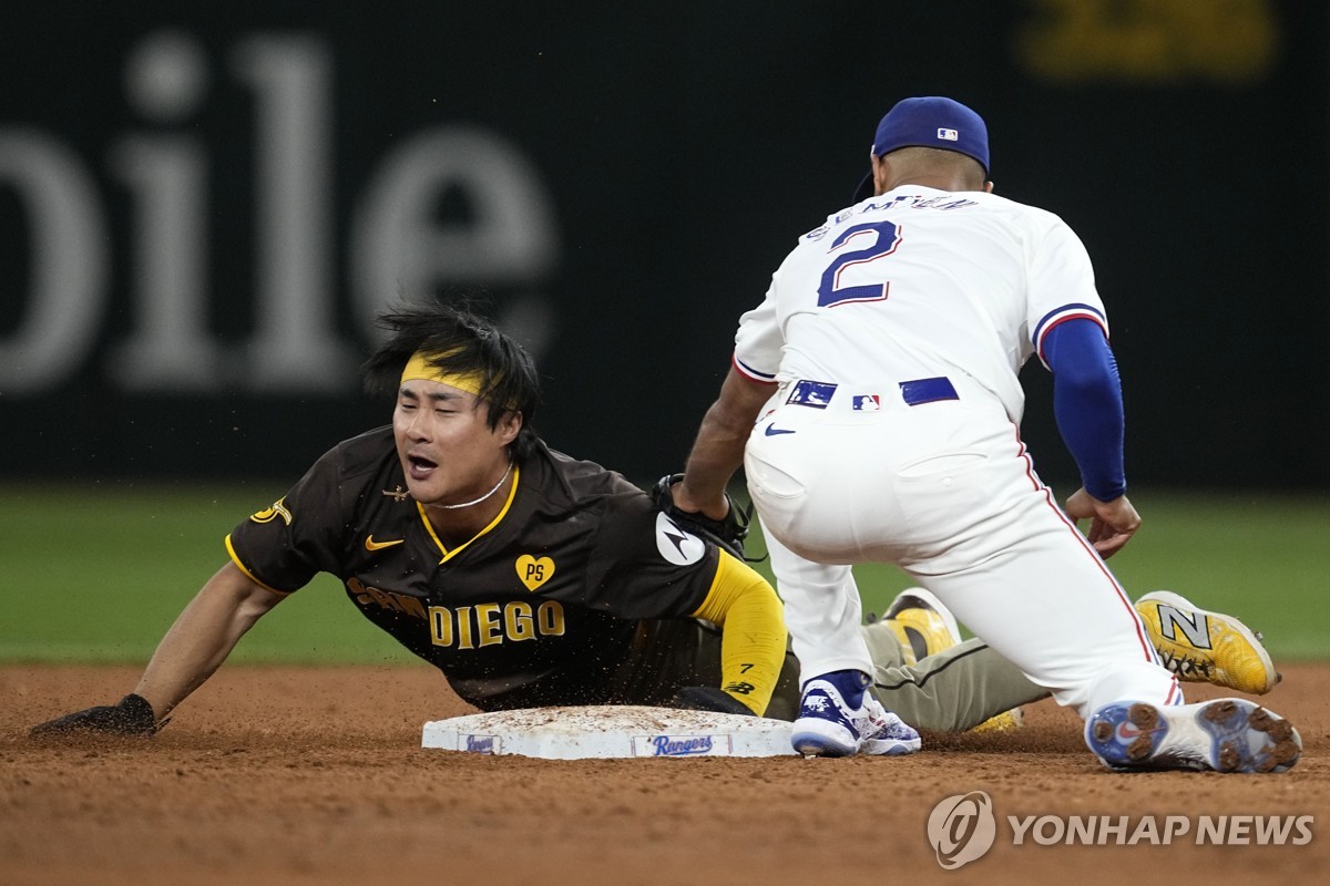 2루 도루에 성공한 김하성(왼쪽)