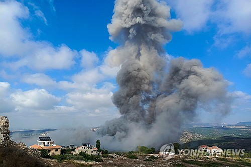 지난 1일(현지시간) 레바논 남부에서 이스라엘의 공습 후 연기가 피어오르고 있다. [AFP 연합뉴스 자료사진. 재판매 및 DB 금지]