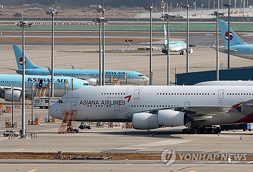 Planes of Korean Air Co. and Asiana Airlines Inc. are seen on the tarmac at Incheon International Airport, west of Seoul, on Nov. 2, 2023. (Yonhap)