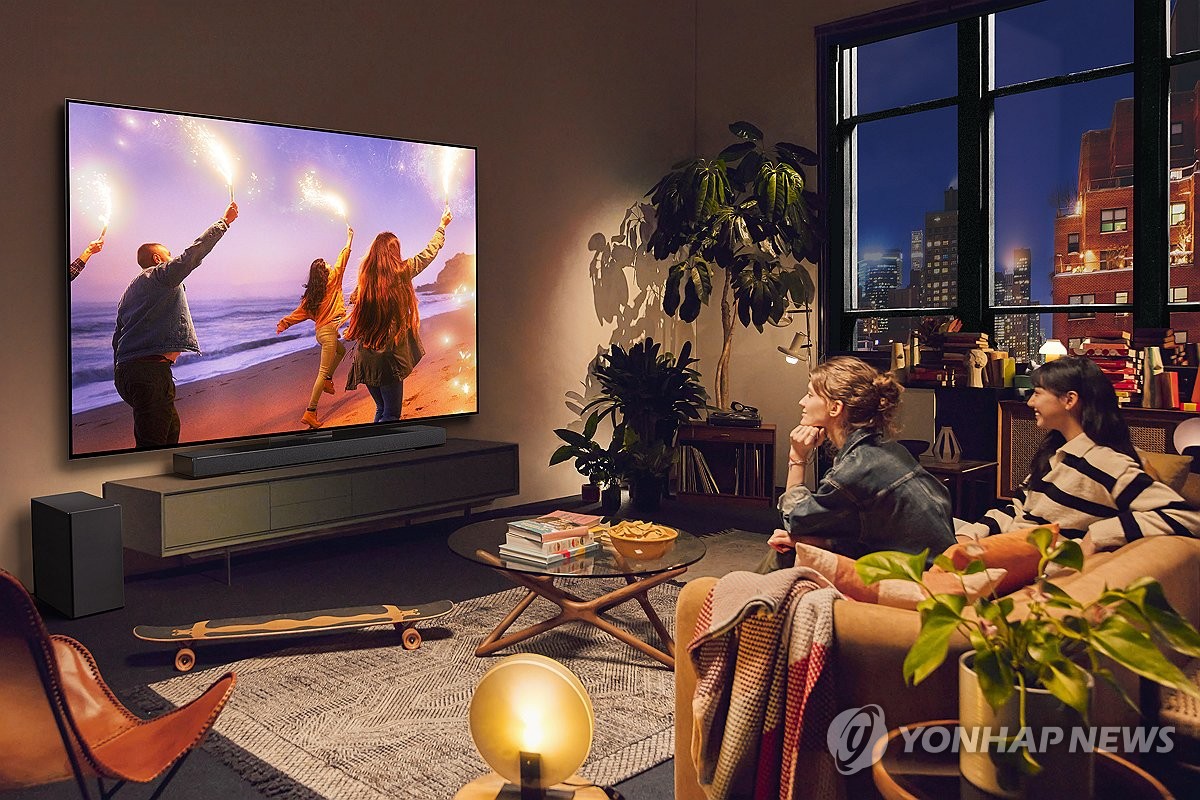 LG전자 모델들이 2024년형 LG 올레드 TV로 콘텐츠를 즐기는 모습