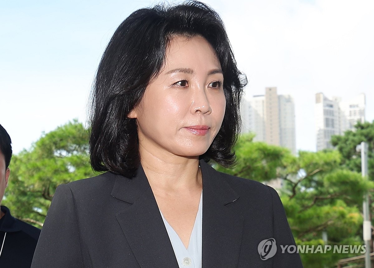 수원지법 들어서는 김혜경 씨