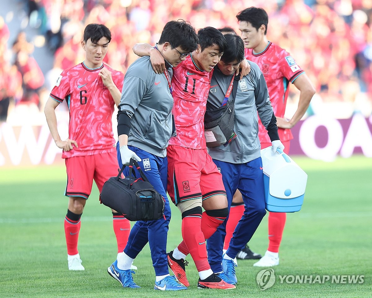 부축받으며 경기장 나가는 황희찬