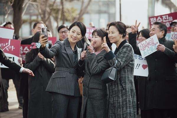 Kim Hee-ae (far L) portrays Economic Minister Jeong Su-jin in "The Whirlwind," in this photo provided by Netflix on July 3, 2024. (PHOTO NOT FOR SALE) (Yonhap) 