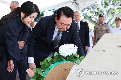 President Yoon Suk Yeol (R) and first lady Kim Keon Hee lay wreaths at the National Memorial Cemetery of the Pacific in Honolulu, Hawaii, on July 9, 2024, to honor veterans who fought in the 1950-53 Korean War. (Yonhap)