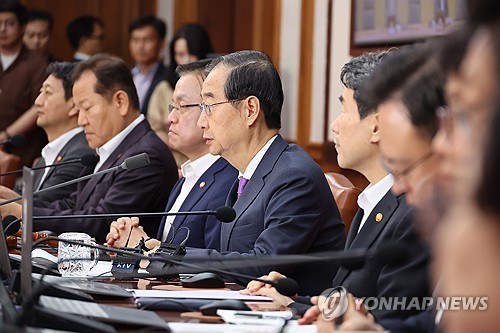 El primer ministro surcoreano, Han Duck-soo (4º por la izda.), habla durante una reunión del Gabinete, el 9 de julio de 2024, en el complejo gubernamental de Seúl, en el centro de la capital.