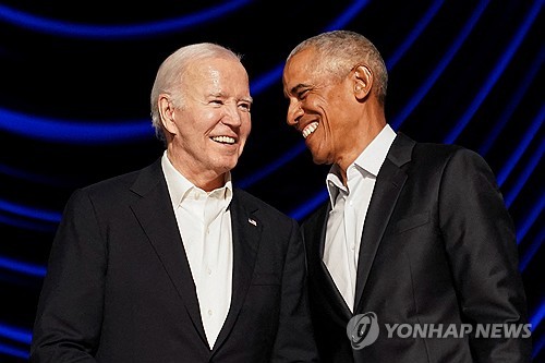 조 바이든 대통령(좌측)과 버락 오바마 전 대통령(우측)