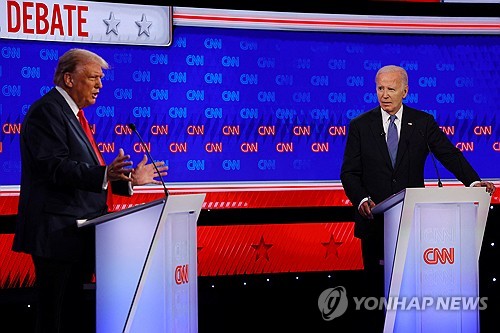 첫 대선토론 벌이는 조 바이든 대통령(오른쪽)과 도널드 트럼프 전 대통령(왼쪽)