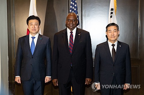 وزراء دفاع كوريا الجنوبية والولايات المتحدة واليابان