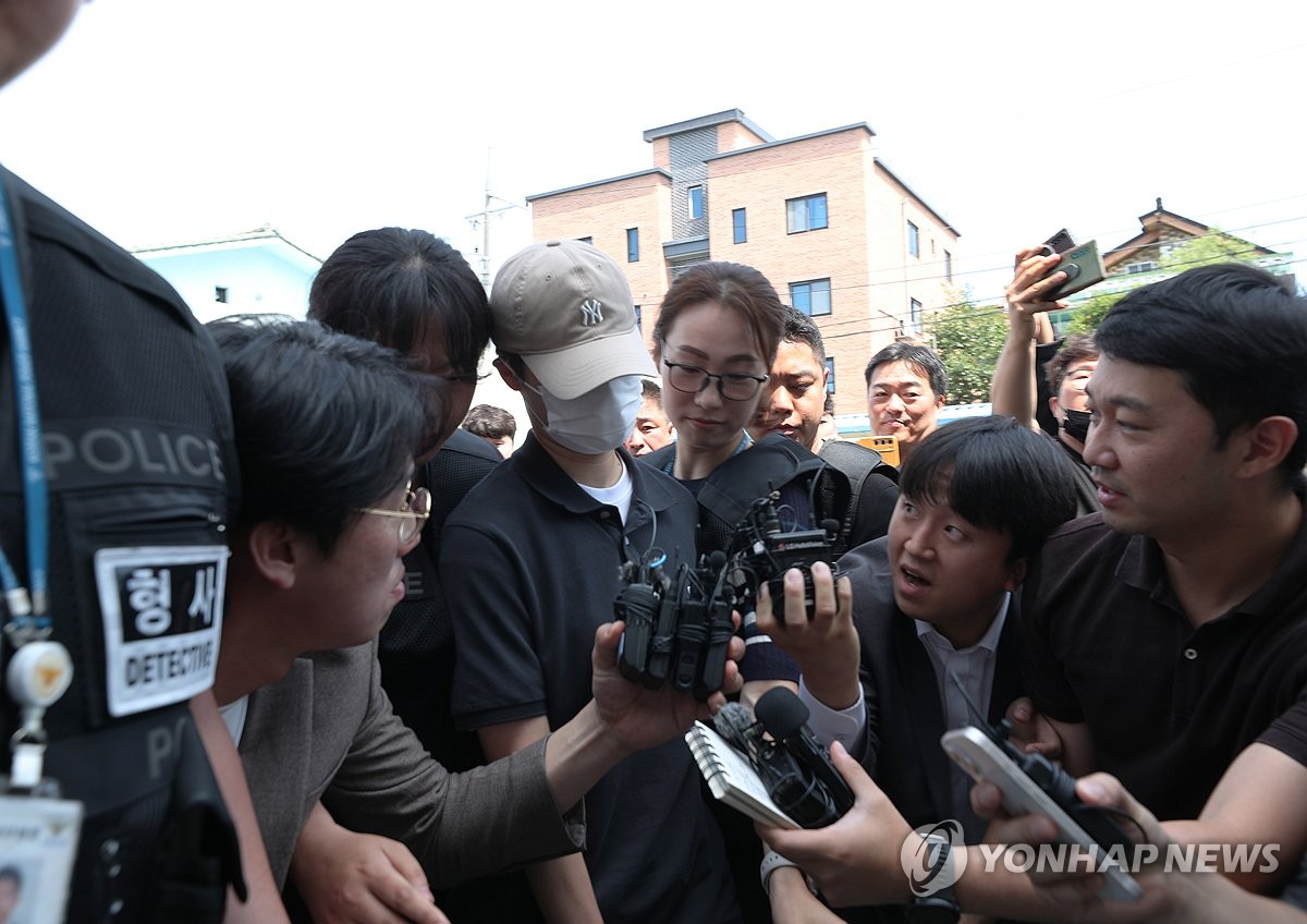 법원 들어서는 '얼차려 훈련병 사망' 중대장