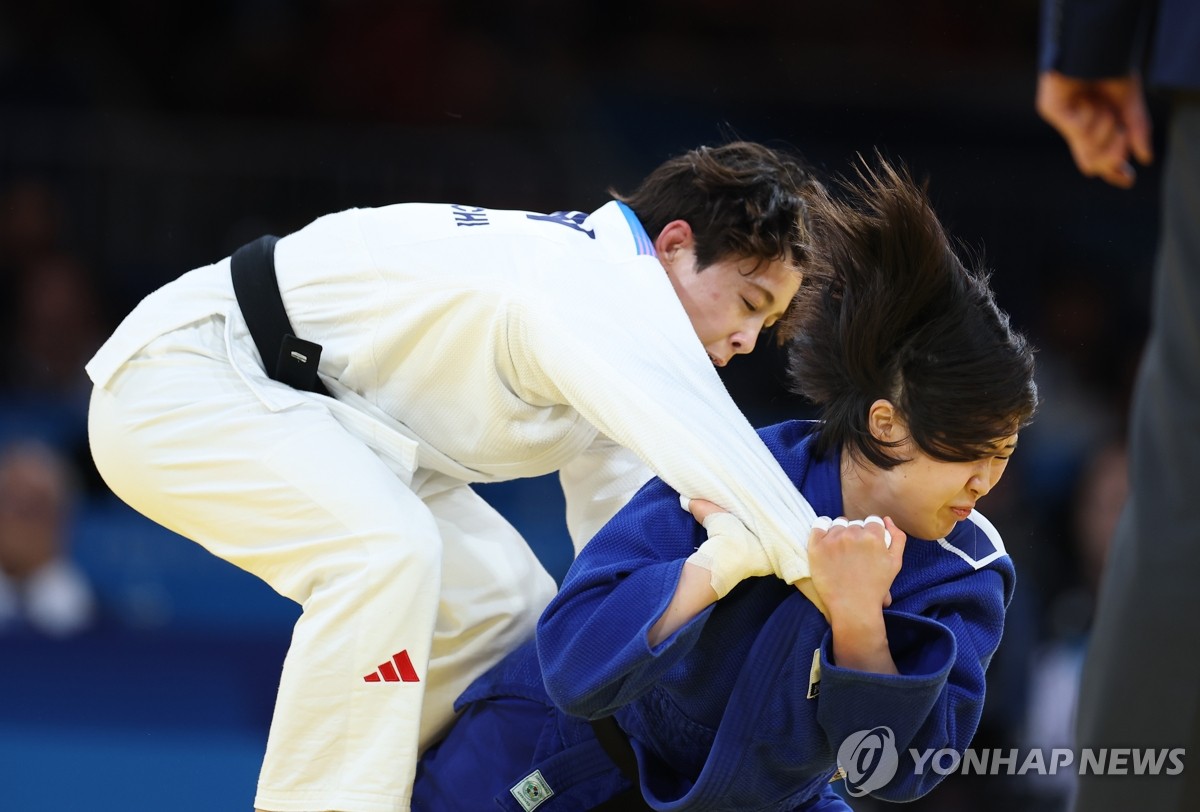 柔道女子５７キロ級の決勝で戦う韓国代表の許海実（右）＝２９日、パリ（聯合ニュース）