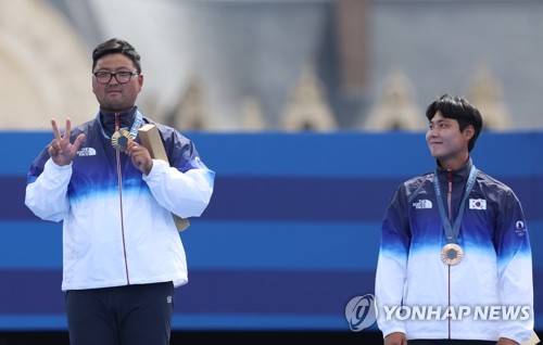 アーチェリー男子個人決勝で優勝した金優鎮（左）＝４日、パリ（聯合ニュース）