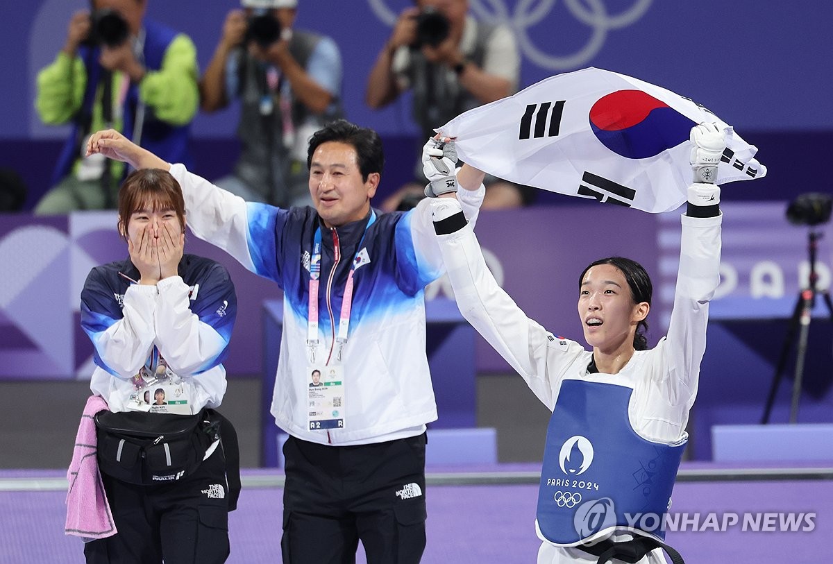 금메달 김유진, 태권도장에서 태극기 휘날리며