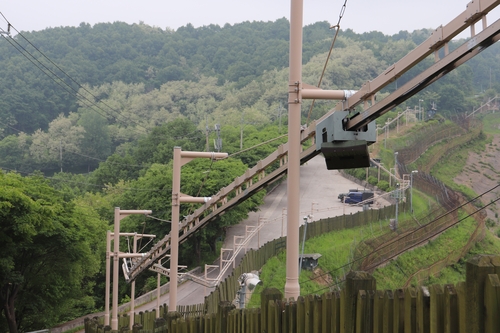 This undated photo provided by the Army on May 23, 2024, shows a robot camera that moves along a rail fence at a general outpost of the 5th Infantry Division in Yeoncheon County, 61 kilometers north of Seoul. (PHOTO NOT FOR SALE) (Yonhap)