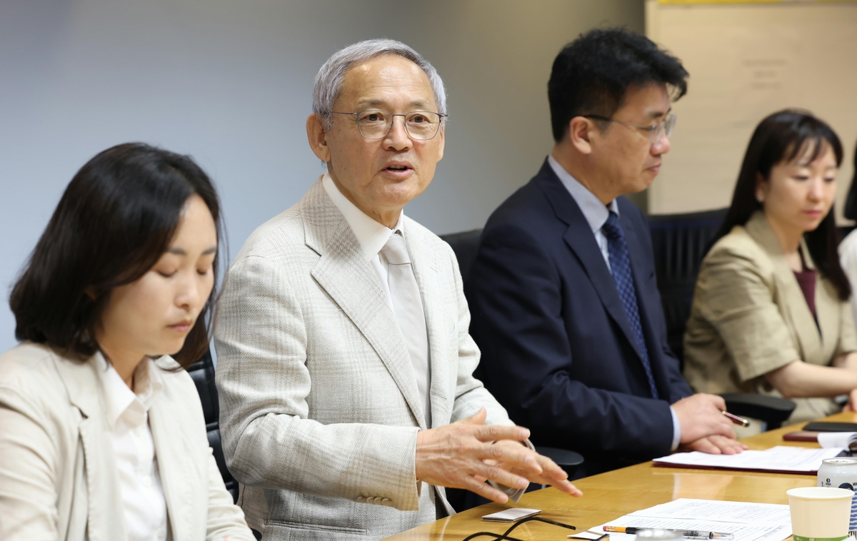 28일 미국 로스앤젤레스에서 배우조합 관계자들과 이야기하는 유인촌 문체부 장관 