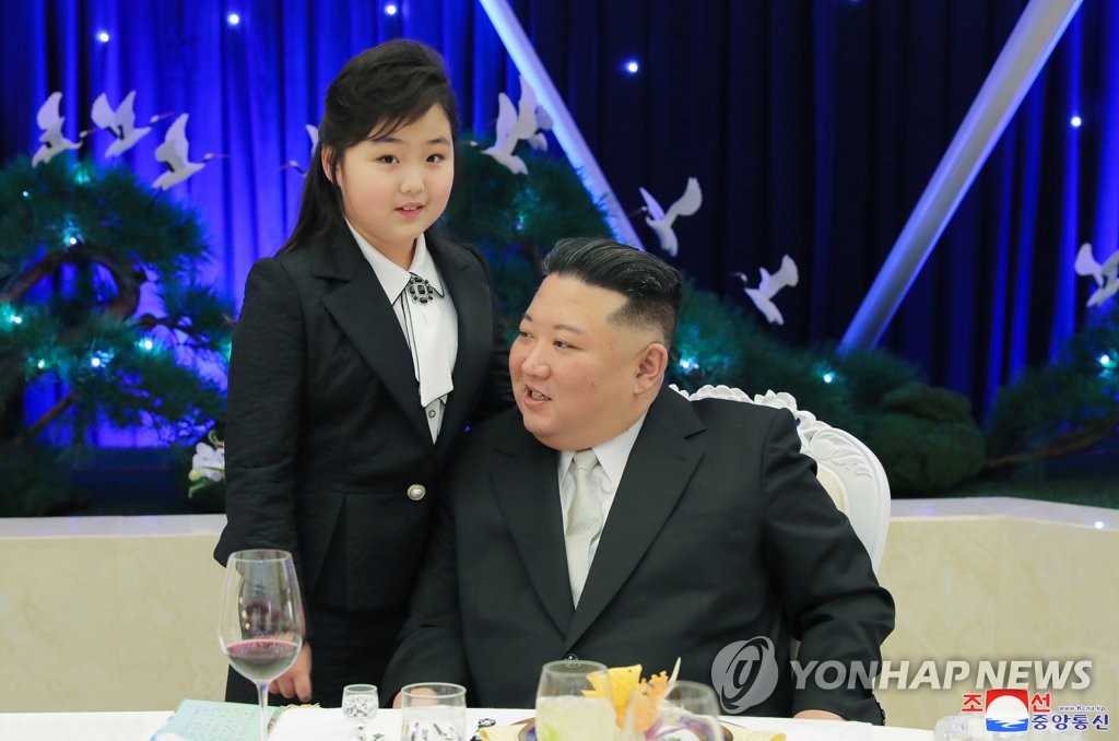 北朝鮮の金正恩氏（右）と娘のキム・ジュエ氏＝（朝鮮中央通信＝聯合ニュース）