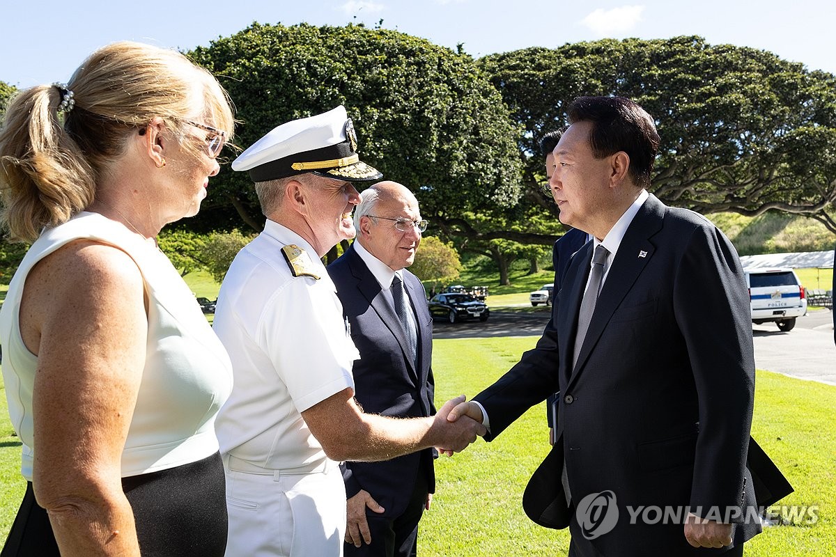 윤석열 대통령, 새뮤얼 퍼파로 미국 인도·태평양 사령관과 악수